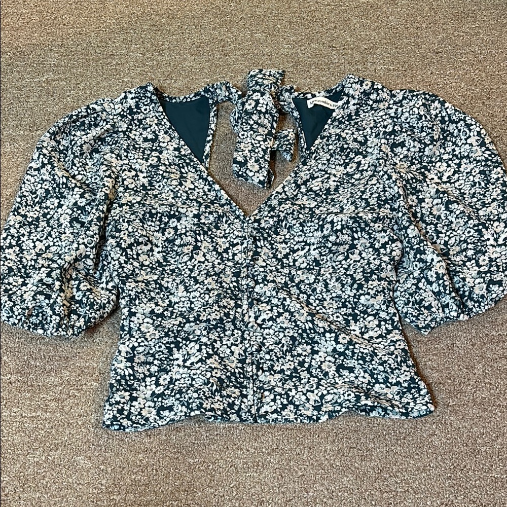 Abercrombie & Fitch White and Blue Tie Back Puffed Blouse